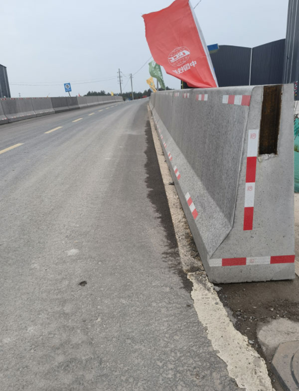 万世路桥新泽西护栏预制生产线助力樟吉高速改造项目建设.jpg